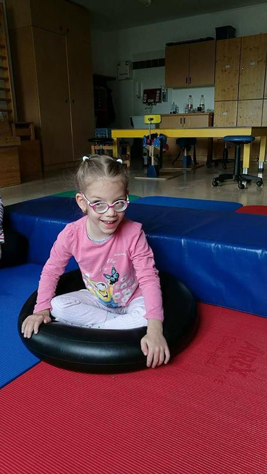Briana - exercițiu stat în fund